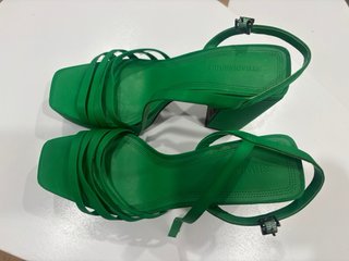 Zapatos de tacón Stradivarius verde talla 35