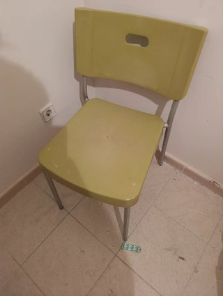 Silla verde de plástico y metal