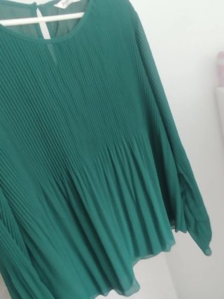 Blusa verde plisada manga acampanada