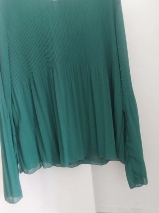 Blusa verde plisada manga acampanada