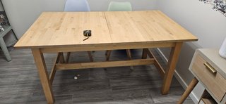 Mesa de comedor extensible de madera