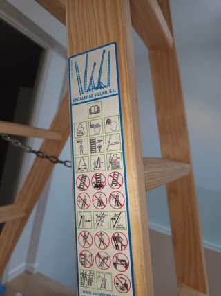 Escalera de madera plegable
