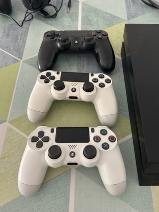 PS4 500GB Negra + Accesorios