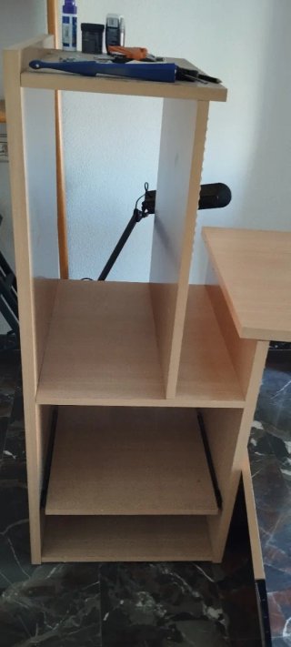 Escritorio de madera marrón