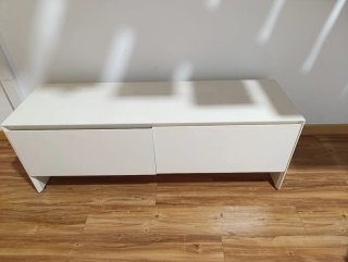 Mueble bajo blanco de madera