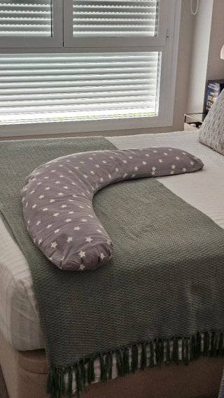 Almohada de embarazo gris con estrellas