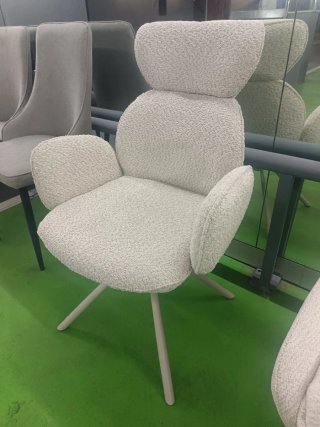 Sillón giratorio tapizado beige