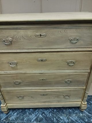 Cómoda antigua de madera