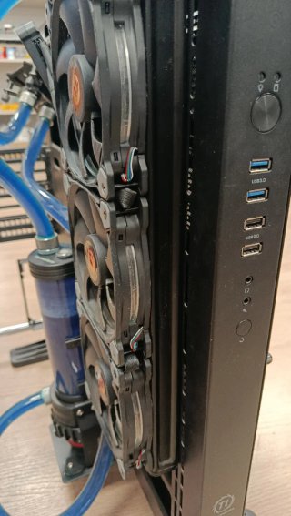 Caja Gamer Thermaltake con Refrigeración líquida