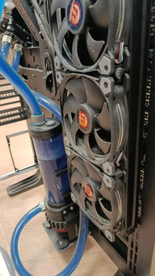 Caja Gamer Thermaltake con Refrigeración líquida