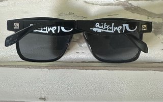 Gafas de sol negras.