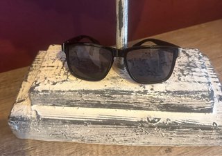 Gafas de sol negras.