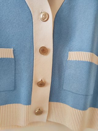 Cárdigan azul bebé con botones dorados