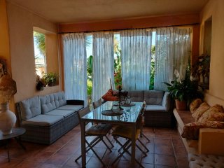 Conjunto Muebles Terraza: Sofá, Mesa Cristal y 2 m
