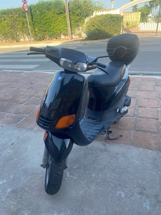 Piaggio 49 Scooter Negra