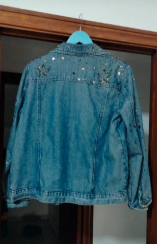 Chaqueta vaquera con lentejuelas y bolso