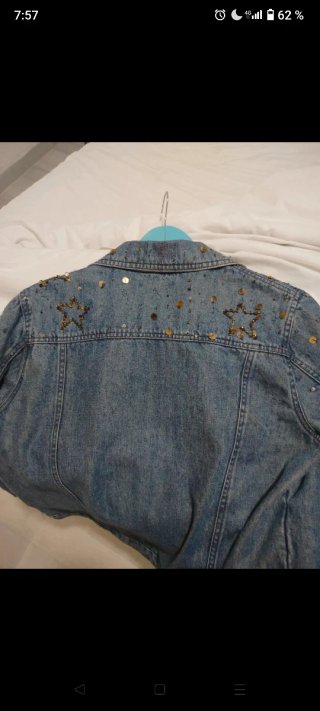 Chaqueta vaquera con lentejuelas y bolso
