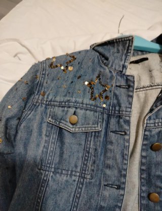 Chaqueta vaquera con lentejuelas y bolso