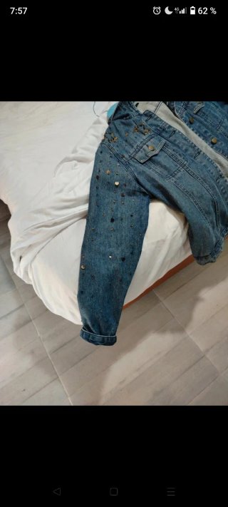 Chaqueta vaquera con lentejuelas y bolso