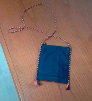 Chaqueta vaquera con lentejuelas y bolso