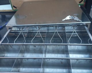 Cajón de dinero metálico plateado