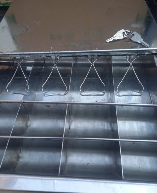 Cajón de dinero metálico plateado