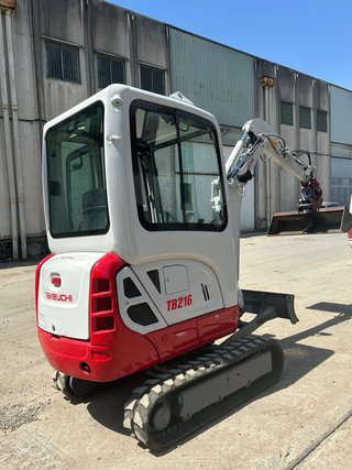 Retroexcavadora Takeuchi TB216 Usada 2600h