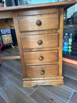 Escritorio de madera con cajones