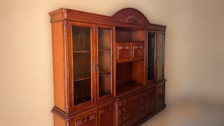 Mueble de comedor de madera.