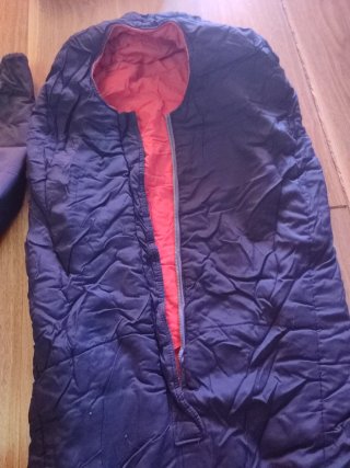 Saco de dormir tipo momia azul y rojo