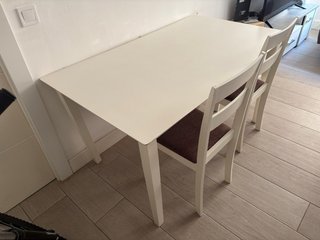 Mesa de comedor con 2 sillas