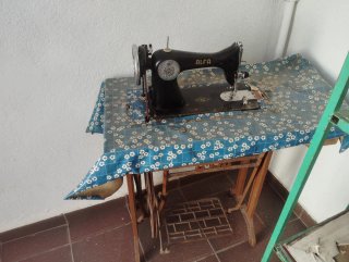 Máquina de coser Alfa antigua