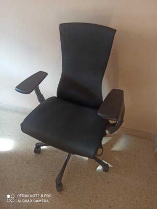 Silla de escritorio ergonómica negra
