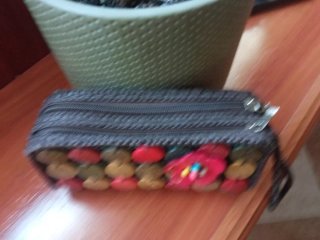 Cartera monedero con flor y abalorios