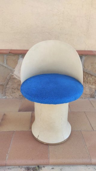 Taburete vintage respaldo beige y azul