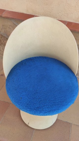 Taburete vintage respaldo beige y azul