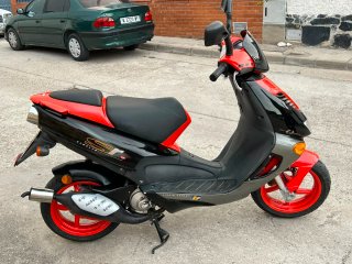 Aprilia SR 50 Scooter naranja y Negra