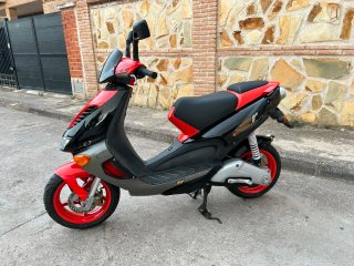 Aprilia SR 50 Scooter naranja y Negra