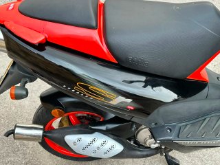 Aprilia SR 50 Scooter naranja y Negra