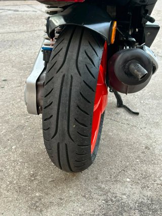 Aprilia SR 50 Scooter naranja y Negra