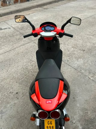 Aprilia SR 50 Scooter naranja y Negra