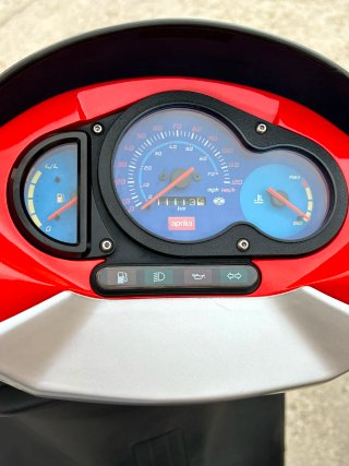 Aprilia SR 50 Scooter naranja y Negra