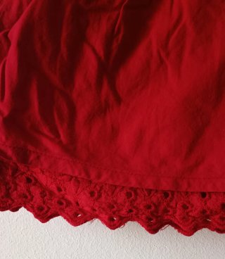 Vestido rojo holgado con volantes