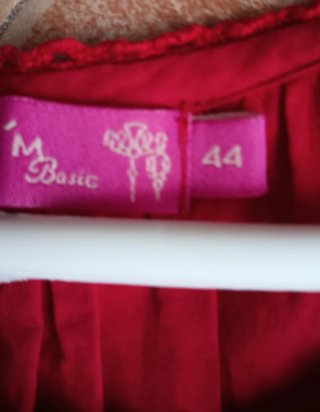 Vestido rojo holgado con volantes