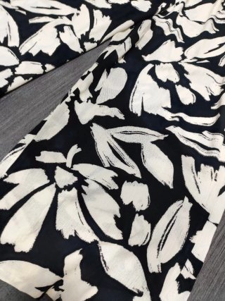 Conjunto pantalón, blusa estampados y suecos