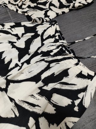 Conjunto pantalón, blusa estampados y suecos
