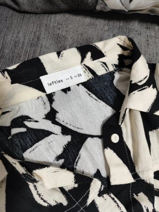 Conjunto pantalón, blusa estampados y suecos