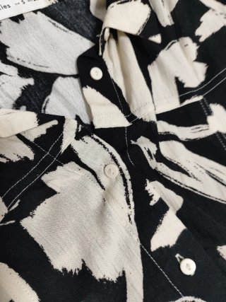 Conjunto pantalón, blusa estampados y suecos