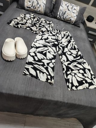 Conjunto pantalón, blusa estampados y suecos