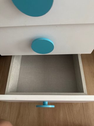 Mueble cajonera blanco con tiradores